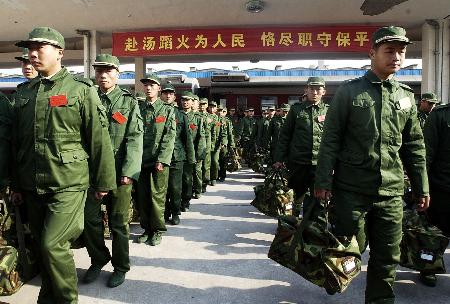 图文:(1)浙江省武警消防总队首批新兵抵达杭州