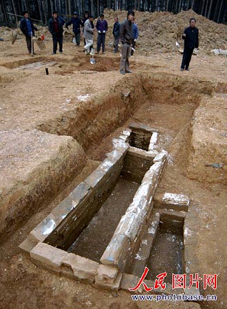 组图:安徽铜陵凤形山发现一处历代古墓群