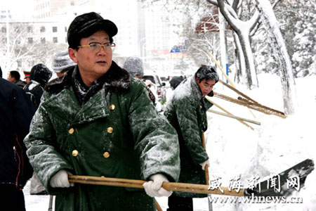 图文:威海市委书记崔曰臣在街头清除积雪