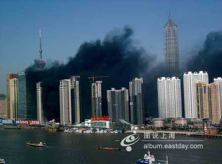 上海金茂大厦附近天价楼盘发生大火(组图)
