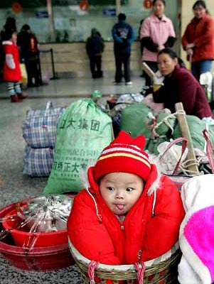 圖文：嬰兒在竹簍裡等待去買票的媽媽