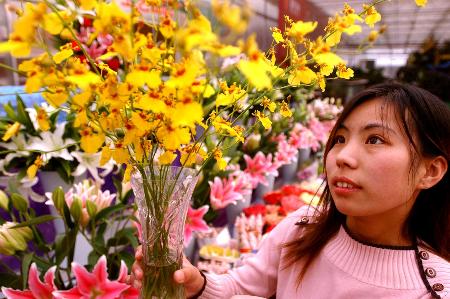 一位顾客在北京丰台区一花卉市场挑选鲜花
