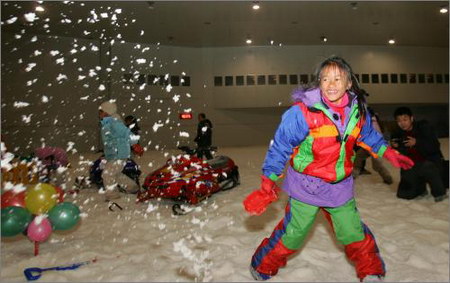 组图:云南七娃在上海银七星滑雪场开心的玩耍