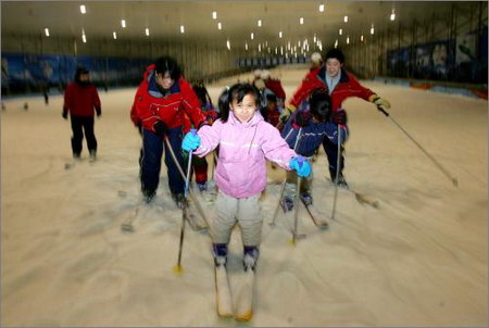 组图:云南七娃在上海银七星滑雪场开心的玩耍