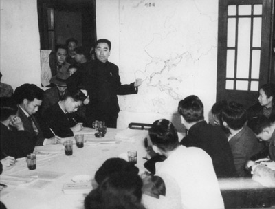 资料图片:1946年周恩来在中外记者招待会上