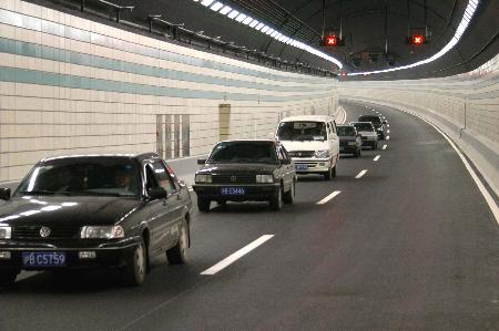 中国直径最大过江公路隧道正式通车