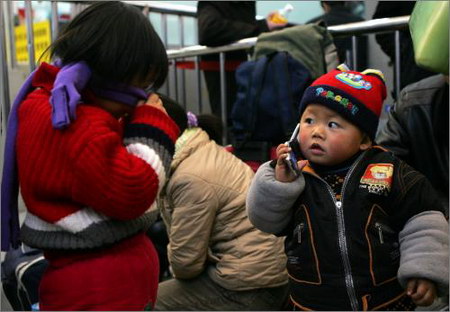 图文:上海火车站售票大厅里好奇张望的小孩