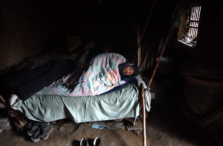 图文:艾滋病村防艾困局-感染者孤独地躺在屋内