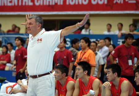 图文:中国篮球队主教练焦急地张开手臂