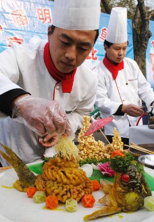 图文:(1)济南举办鱼类菜肴烹饪大赛