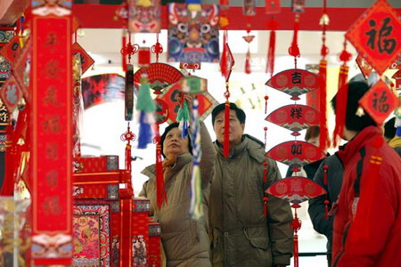 图文:中国传统风俗产品柜台吸引了附近居民