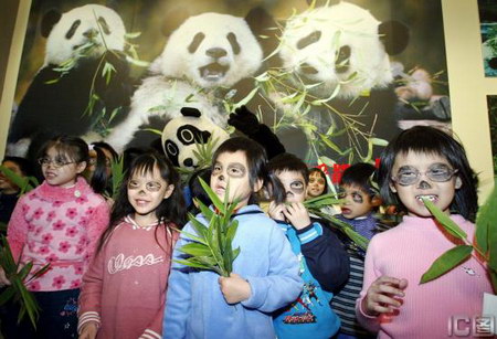 图文:台北市立动物园内小朋友画黑眼圈扮熊猫