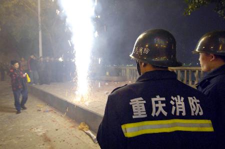 图文:消防战士在重庆烟花爆竹燃放点执勤