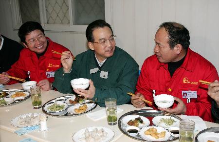 图文:温家宝在工地食堂和石油工人吃年夜饭