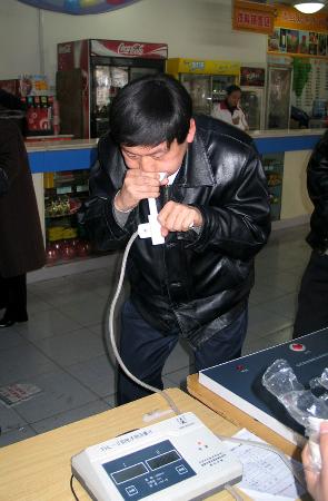 图文:银川市民在进行肺活量测试