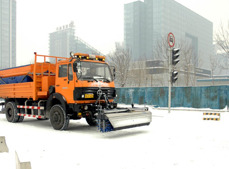 图文:扫雪车上街清扫积雪