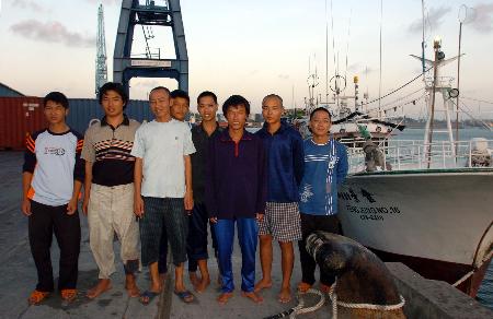 组图:获释台湾渔船船员在肯尼亚休整