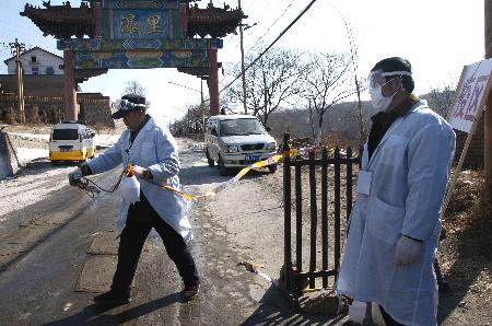 图文:工作人员在山西阳泉市义井镇设置警戒线