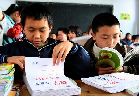 图文:重庆:教育收费新政乐了农家孩子(1)