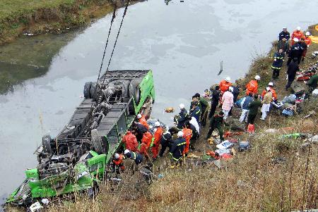 图文:贵州境内发生一特大交通事故造成23人死