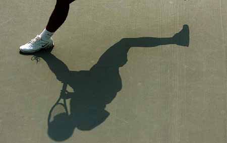 图文:运动员参加十运会男子网球比赛