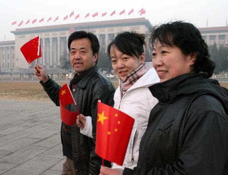 图文:一家人在天安门广场观看升旗仪式