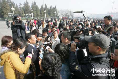 组图：人大代表们在会场外被记者包围采访