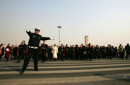 图文：交警指挥众多委员走向大会堂