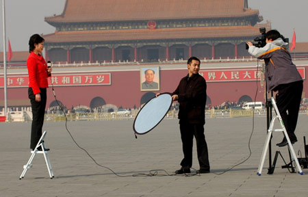 图文：电视台记者在天安门广场录像