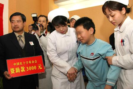 图文:中国红十字基金会资助贫困脑瘫儿童(2)