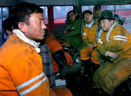 图文:内蒙古鄂托克旗荣盛矿难已有12人获救(6