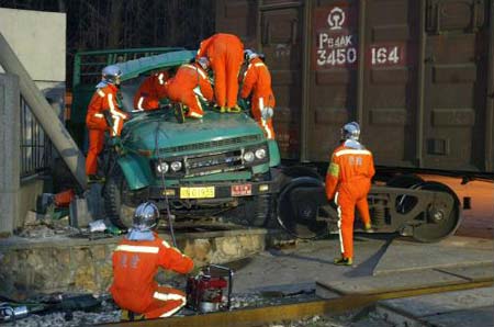 组图：上海发生火车与卡车相撞出轨事故1人死亡