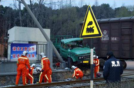 组图：上海发生火车与卡车相撞出轨事故1人死亡