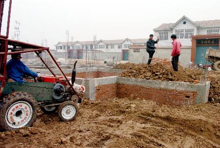 图文:河北隆尧县西范村的农民在盖新房