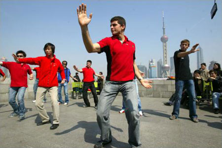 图文:A1车手今亮相上海外滩练太极拳