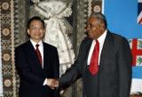 图文：温家宝总理会见斐济总统伊洛伊洛