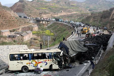 图文:甘肃天水发生特大交通事故24人死亡(1)