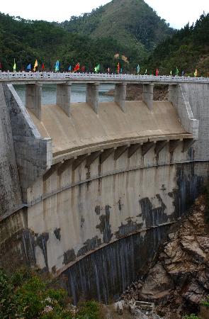 这是毛拉洞水库大坝,坝高64.8米,坝顶海拔约500米