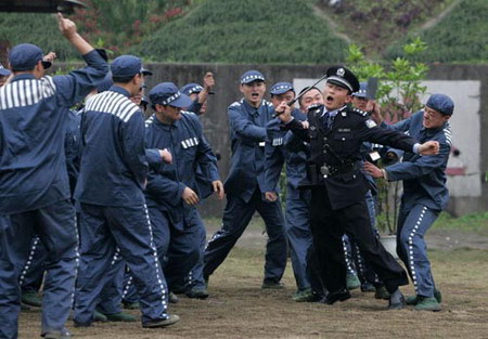 组图:重庆市监狱举行反恐演习