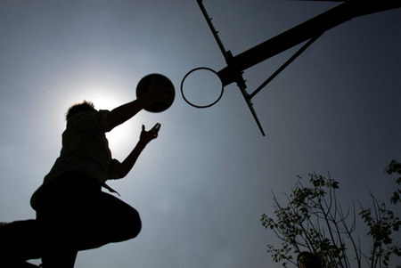 图文:学生正在夕阳下打篮球_新闻中心_新浪网