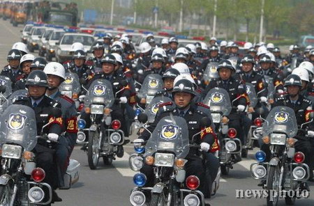 组图:江苏泰州城市巡逻装备特警装甲车