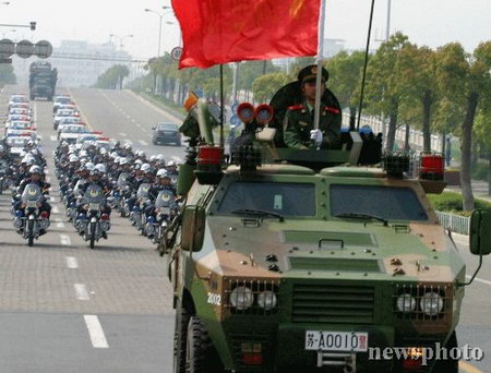 组图江苏泰州城市巡逻装备特警装甲车