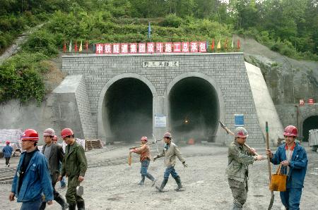 这是正在建设中的湖北宜万铁路最长的隧道野三关隧道(4月24日摄)