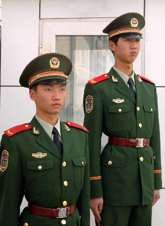 图文:武警5年间更换60多种被装 2006年重点研制警官礼服和反恐作战服
