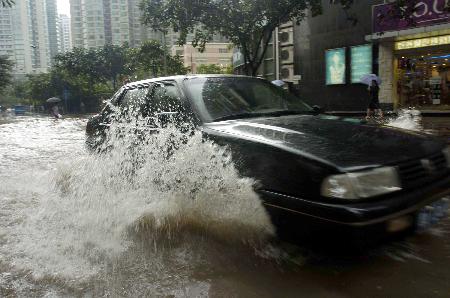 组图:广州遭遇大暴雨多条街道积水