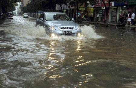 组图:广州遭遇大暴雨多条街道积水