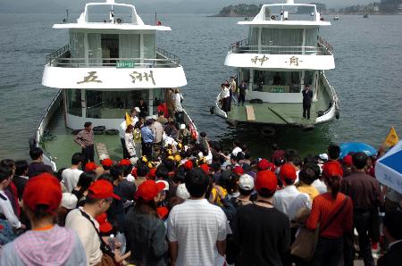 图文:众多游客在千岛湖游船码头登船