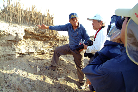 考古学家王炳华在罗布泊发现东汉以前的遗迹层