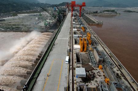 资料图片:三峡大坝泄流坝段俯瞰