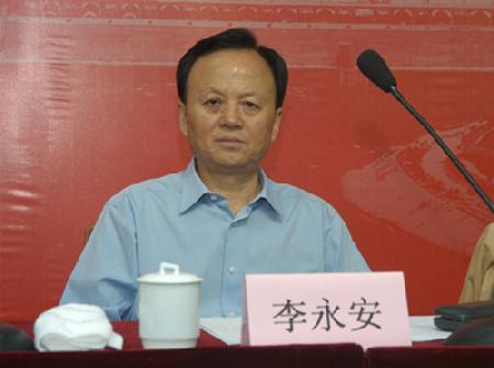 图文:中国三峡总公司总经理李永安在座谈会上